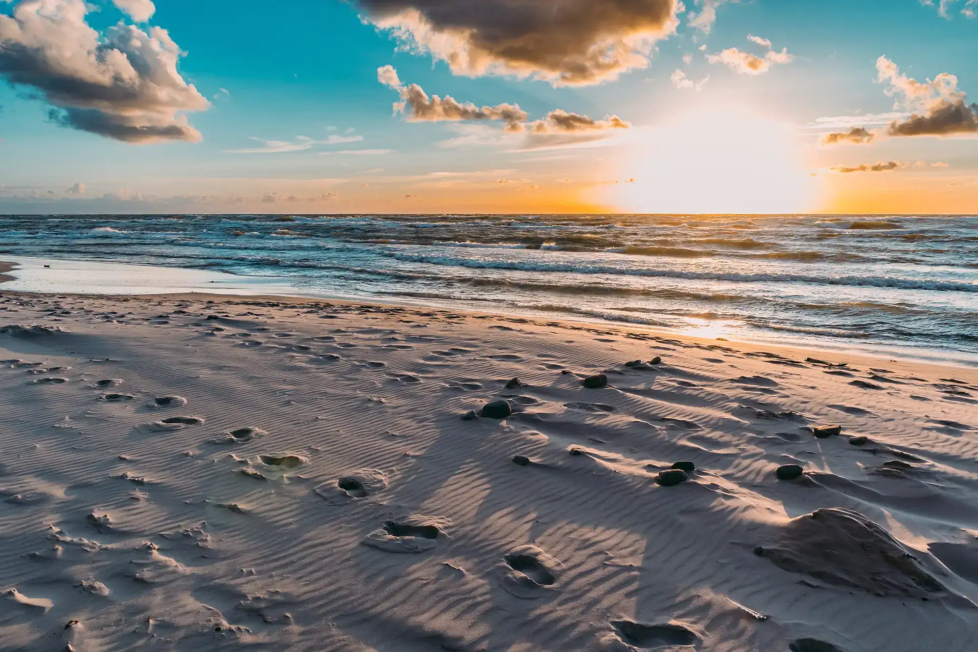 Plaża nad Bałtykiem o zachodzie Słońca - Gdańsk